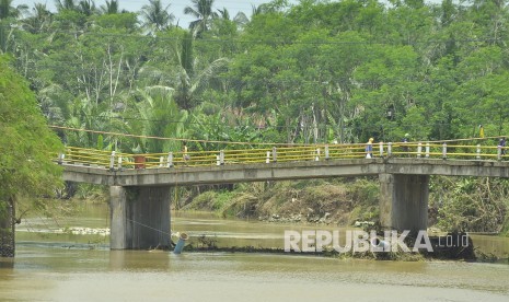 Kondisi jembatan Ciputrapinggan yang ambles di Kecamatan Kalipucang, Kabupaten Pangandaran, Jawa Barat, Selasa (11/10). (Mahmud Muhyidin)