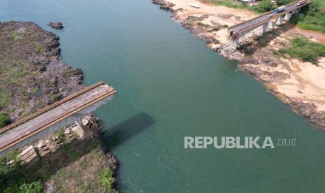 Kondisi jembatan di atas Sungai Tacontins, Brasil, yang ambruk, Selasa (24/12/2024). 