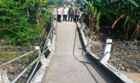  Kondisi jembatan Dusun Banaran, Desa/Kecamatan Bancak, Kabupaten Semarang yang mengalami kerusakan dan tampak patah akibat pilar penyangga badan jembatan sepanjang 40 meter tersebut ambrol dan ambles, Jumat (21/5).