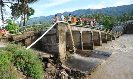 Kondisi jembatan Sungai Pangkua, Kecamatan Koto Parik Gadang Diateh (KPGD), Kabupaten Solok Selatan pasca terjangan banjir pada Senin (25/11) 