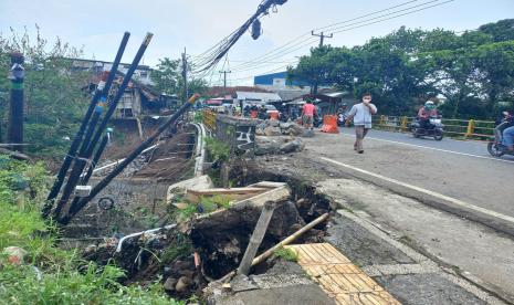 Kondisi jembatan yang longsor di Jalan Ahmad Yani, Kecamatan Tawang, Kota Tasikmalaya, Jumat (25/11/2022).