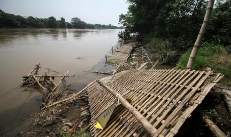 Kondisi jembatan yang rusak akibat diterjang aliran sungai di Desa Candiharjo, Kecamatan Ngoro, Kabupaten Mojokerto, Jawa Timur, Sabtu (29/10/2022). Rusaknya jembatan kayu sepanjang 200 meter yang menghubungkan antara desa di Mojokerto dan Sidoarjo tersebut menyebabkan mobilitas warga di kawasan itu terhambat dan terpaksa memutar sejauh 10 km.