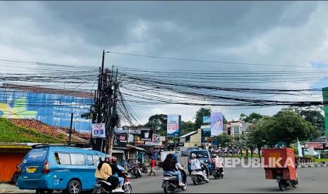 Kondisi kabel di ruas Jalan Ahmad Yani, Kecamatan Bogor Utara, Kota Bogor, Ahad (19/2/2023). Saat ini Pemkot Bogor tengah mengajukan Raperda Utilitas ke DPRD setempat untuk menata kabel dan box utilitas. 