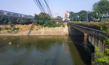 Kondisi Kali Bekasi yang tercemar dengan airnya yang tampak berwarna hitam di Jembatan Cipendawa, Rawalumbu, Kota Bekasi, Jumat (26/7). 