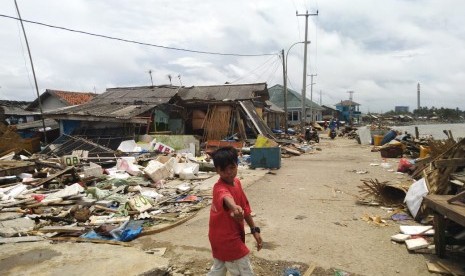 Kondisi Kampung Teluk Batako, Labuan,Banten yang terdampak tsunami Selat Sunda, Jumat (28/12). 