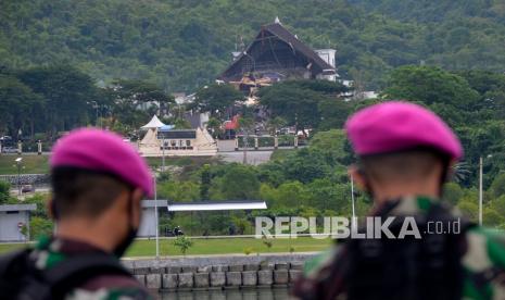 Kondisi kantor Gubernur Sulawesi Barat yang rusak akibat gempa bumi berkekuatan magnitudo 6,2 terlihat dari KRI Teluk Ende-517 di Kabupaten Mamuju, Sulawesi Barat, Sabtu (16/1/2021).