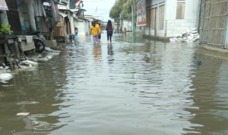 Kondisi kawasan Dadap, Kecamatan Kosambi, Kabupaten Tangerang yang dilanda banjir rob, Rabu (10/11). BPBD Kabupaten Tangerang mencatat, sebanyak 2.739 KK dari 6 RW di kawasan tersebut terdampak. 