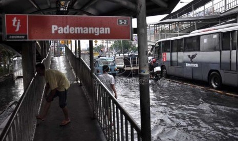  Kondisi kawasan Jalan Gunung Sahari Pademangan yang terendam banjir rob, Jakarta Utara, Senin (17/6).     (Republika/Rakhmawaty La'lang)