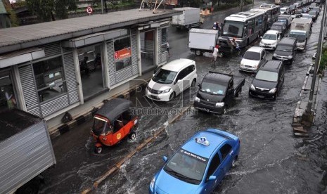  Kondisi kawasan Jalan Gunung Sahari Pademangan yang terendam banjir rob, Jakarta Utara, Senin (17/6).     (Republika/Rakhmawaty La'lang)