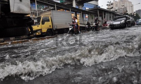  Kondisi kawasan Jalan Gunung Sahari Pademangan yang terendam banjir rob, Jakarta Utara, Senin (17/6).     (Republika/Rakhmawaty La'lang)