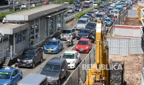 Kondisi kemacetan lalu lintas di Jalan MT Haryono-Pancoran, Jakarta, Ahad (12/3).