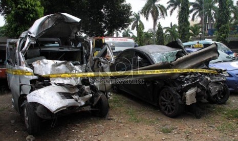  Kondisi kendaraan Gran Max dan Lancer IVO yang dikendarai putra bungsu Ahmad Dhani, Abdul Qodir Jaelani alias Dul yang ringsek akibat kecelakaan di Tol Jagorawi, Ahad (8/9). (Republika/Yasin Habibi)