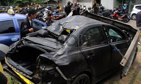  Kondisi kendaraan Lancer IVO yang dikendarai putra bungsu Ahmad Dhani, Abdul Qodir Jaelani alias Dul yang ringsek akibat kecelakaan di Tol Jagorawi, Ahad (8/9). (Republika/Yasin Habibi)