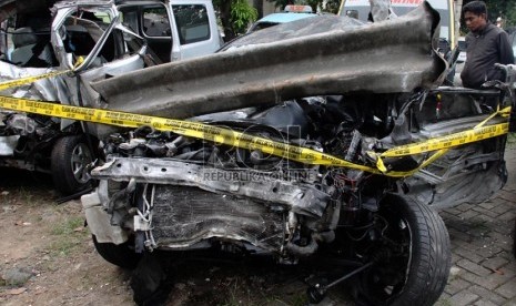  Kondisi kendaraan Lancer IVO yang dikendarai putra bungsu Ahmad Dhani, Abdul Qodir Jaelani alias Dul yang ringsek akibat kecelakaan di Tol Jagorawi, Ahad (8/9). (Republika/Yasin Habibi)