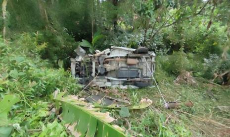 Kondisi kendaraan pikap yang tertabrak kereta api di wilayah Desa Karangkamulyan, Kecamatan Cijeungjing, Kabupaten Ciamis, Jawa Barat, Rabu (10/1/2024). 