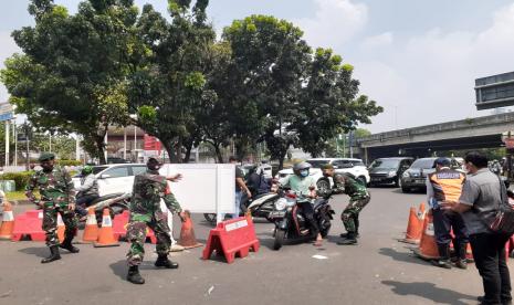 Kondisi kepadatan kendaraan di ruas Jalan Bintaro Raya Sektor 3, perbatasan antara Tangerang Selatan dan Jakarta Selatan, Senin (5/7). Polres Tangsel memberlakukan penyekatan di titik tersebut selama pemberlakuan PPKM darurat, sehingga para pengendara diharuskan putar balik.