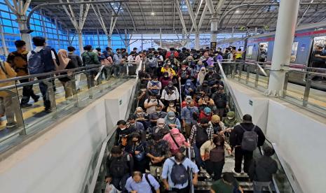 Kondisi kepadatan penumpang KRL di Stasiun Manggarai, Jakarta Selatan, Selasa (21/2/2023).