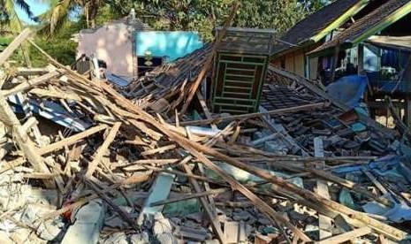 Kondisi kerusakan rumah akibat gempa berkekuatan 6,9 SR di Kabupaten Sumbawa Barat (KSB).