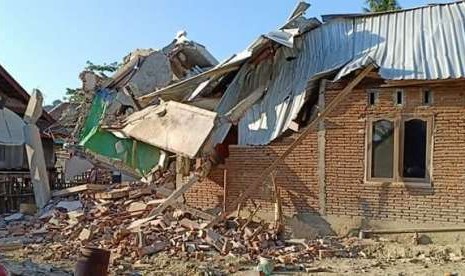 Kondisi kerusakan rumah akibat gempa berkekuatan 6,9 SR di Kabupaten Sumbawa Barat (KSB).