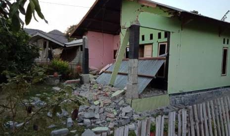 Kondisi kerusakan rumah akibat gempa berkekuatan 6,9 SR di Kabupaten Sumbawa Barat (KSB).