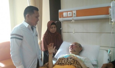 Kiai Umar Basyri is treated at the hospital after being attack by unidentified assailant in Cicalengka, Bandung, Saturday (Jan 27) morning.