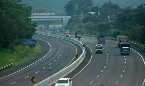 Kondisi lalu lintas dalam tol ruas Semarang-Solo di kawasan Banyunmanik