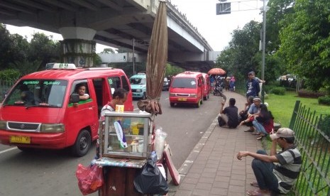 Kondisi lalu lintas di kolong flyover pasar rebo dipenuhi oleg angkot dan PKL