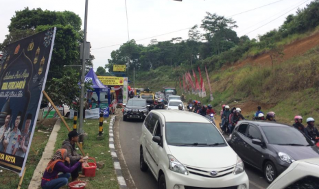 Kondisi lalu lintas di Lingkar Gentong, Kabupaten Tasikmalaya, dari timur ke arah barat (Bandung-Jakarta), Sabtu (8/6). Terjadi antrean kendaraan mulai awal tanjakan Gentong. 