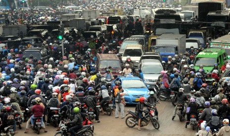 Kondisi lalu lintas di perempatan Cengkareng, Tangerang, Banten, yang hampir tidak bisa bergerak pada Rabu (4/4) pagi. (Republika/Wihdan Hidayat)