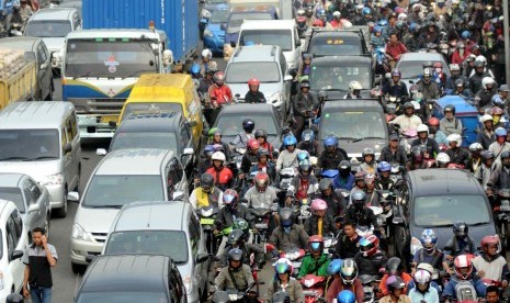 Kondisi lalu lintas di perempatan Cengkareng, Tangerang, Banten, yang hampir tidak bisa bergerak pada Rabu (4/4) pagi. (Republika/Wihdan Hidayat)