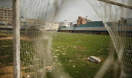   Kondisi lapangan stadion sepak bola yang hancur akibat serangan udara Israel selama konflik delapan hari di Kota Gaza,Selasa (4/12).  (Reuters/Suhaib Salem)