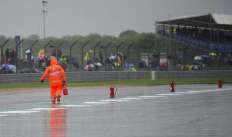 Kondisi lintasan Sirkuit Silverstone, Inggris, yang diguyur hujan pada Ahad (26/8).