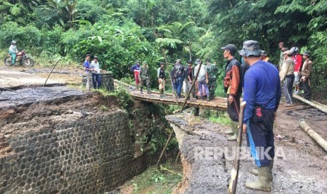 Kondisi longsor dan banjir di Kecamatan Sukamakmur, Kabupaten Bogor yang terjadi Sabtu (7/4) malam