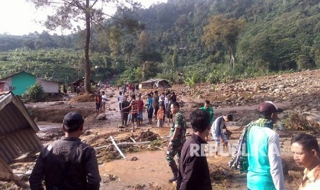 Kondisi longsor dan banjir di Kecamatan Sukamakmur, Kabupaten Bogor yang terjadi Sabtu (7/4) malam