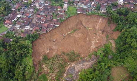 Kondisi longsor di wilayah Desa Karyamekar, Kecamatan Cilawu, Kabupaten Garut, Kamis (18/2/2021). 