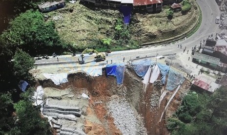 Kondisi longsor di Puncak Pass Cianjur, Kecamatan Cipanas, Kamis (29/3). 