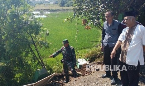 Kondisi longsoran di lapangan SDN Tugu 3 Kota Tasikmalaya, Jumat (23/3). 