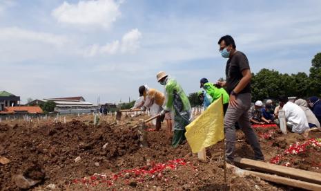 Kondisi makam khusus jenazah Covid-19 di TPU Tegal Alur, Jakarta Barat pada Jumat (4/12). 