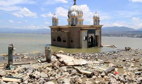 Kondisi masjid Akhram Babul Rahman rusak akibat gempa dan tsunami yang terjadi satu pekan lalu di Palu, Sulawesi Tengah,Jumat (5/10).