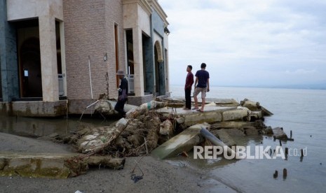 Kondisi Masjid Argam Bab Al Rahman atau masjid terapung di Pantai Talise, Palu pasca diguncang gempa dan diterjang tsunami pada 28 September 2018. Masjid ini juga dikenal dengan masjid kubah tujuh warana, putih, ungu, biro, orange, merah, hijau, kuning.