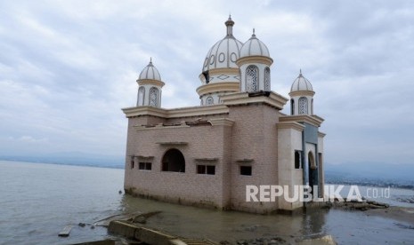 Kondisi Masjid Argam Bab Al Rahman atau masjid terapung di Pantai Talise, Palu pasca diguncang gempa dan diterjang tsunami pada 28 September 2018. 