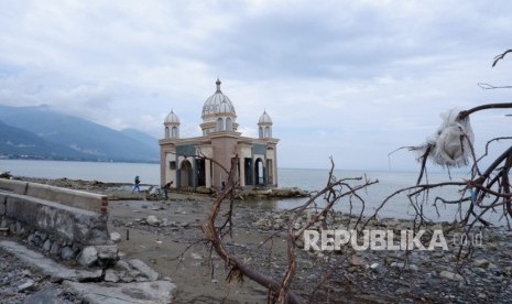 Kondisi Masjid Argam Bab Al Rahman atau masjid terapung di Pantai Talise, Palu pasca diguncang gempa dan diterjang tsunami pada 28 September 2018. Masjid ini juga dikenal dengan masjid kubah tujuh warana, putih, ungu, biro, orange, merah, hijau, kuning.