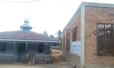 Kondisi masjid lama yang belum dibongkar, karena menunggu masjid baru rampung.