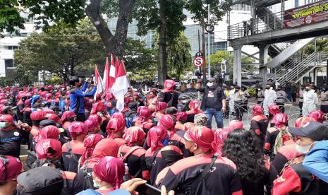 Kondisi massa aksi demonstrasi buruh menuntut kenaikan UMP di kawasan Kepresidenan, Jakarta Pusat, Rabu (8/12/2021).