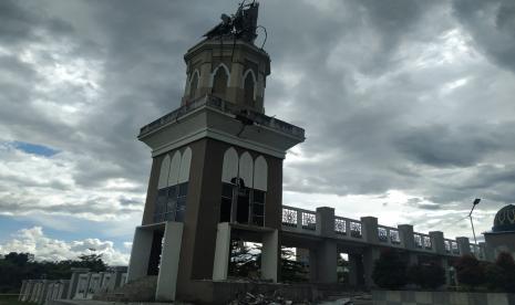 Dinkes Siapkan Vaksinasi di Masjid Agung Tasikmalaya Usai Sholat Tarawih. Foto: Kondisi menara Masjid Agung Baiturrohman di Kecamatan Singaparna, Kabupaten Tasikmalaya, pada Selasa (1/3/2022). Bagian menara itu dilaporkan roboh pada Senin (28/2/2022). 