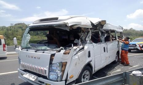 Kondisi minibus pembawa rombongan santri Ponpes Islamic Center Bin Baz Bantul, Yogyakarta, yang mengalami kecelakaan di Jalan Tol Bawen-Semarang, Jumat (18/10/2024). Sebanyak empat orang, terdiri dari tiga santri dan seorang pengasuh, meninggal dunia dalam insiden tersebut.