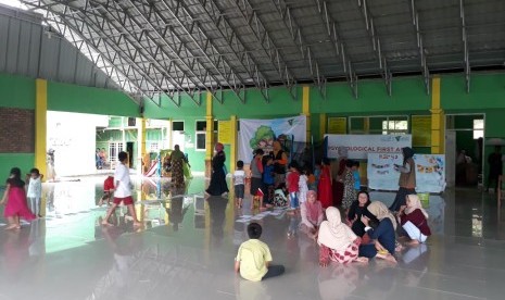 Kondisi para pengungsi korban bencana Lebak Banten di Posko Dompet Dhuafa. Sejumlah relawan membantu pelayanan pemulihan trauma anak-anak korban banjir Lebak. Ilustrasi.