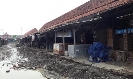 Kondisi Pasar Baru Indramayu tampak lengang karena seluruh pedagangnya melakukan aksi mogok massal berjualan, Selasa (17/12).