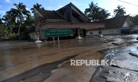 Kondisi pemukiman warga yang banjir dan terendam pasir di Dusun Kamar Kajang, Candipuro, Lumajang, Jawa Timur, Kamis (9/12/2021). Puluhan rumah di dusun tersebut terendam luapan air sungai bercampur material lahar dingin erupsi Gunung Semeru akibat diguyur hujan deras pada Selasa (7/12) dan Rabu (8/12) malam . 