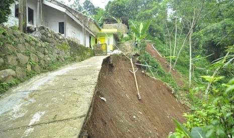 Kondisi pemukiman yang terancam longsor di Desa Nyalindung, Kampung Tonjong, Kecamatan Cipatat, Kabupaten Bandung Barat